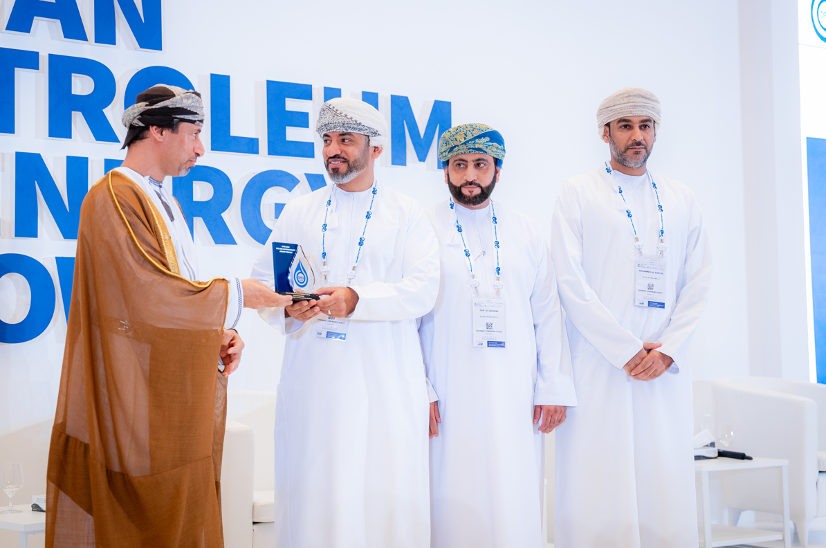 دليل للنفط تكرم في معرض عمان للنفط والطاقة 2024 (OPES 2024)
